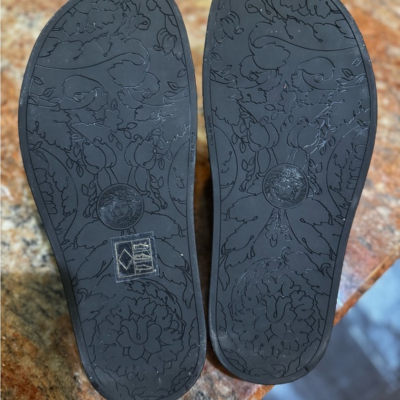 New without tags black Versace Slides Size 38 - Picture 4 of 4